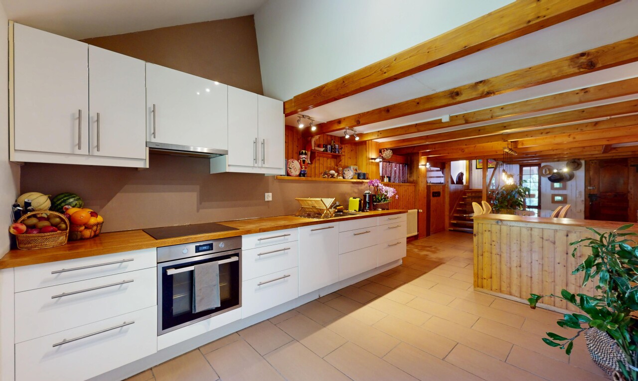 cuisine avec armoires blanches, four, beamed ceiling, plafond à poutres, et inside property