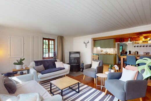 salon avec inside property, natural light, lumière naturelle, wood finish floor, et sol en finition bois