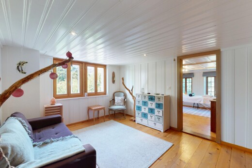 salon avec wood finish floor, sol en finition bois, natural light, lumière naturelle, et inside property