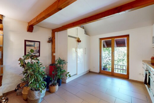 espace intérieur avec natural light, lumière naturelle, beamed ceiling, plafond à poutres, et inside property