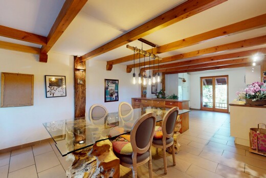 salle à manger avec lumière naturelle, natural light, cloison sèche, drywall, et inside property