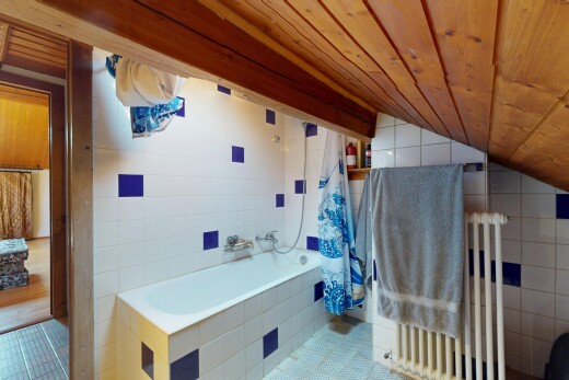 salle de bains avec tile wall, mur en carrelage, tile tub, inside property, et salle de bain complète