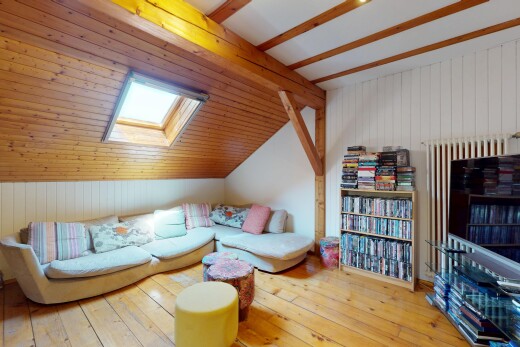 salon avec puits de lumière, inside property, wood finish floor, sol en finition bois, et hardwood floor