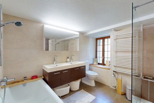 salle de bains avec tile wall, mur en carrelage, salle de bain complète, miroir, et chauffe-serviettes