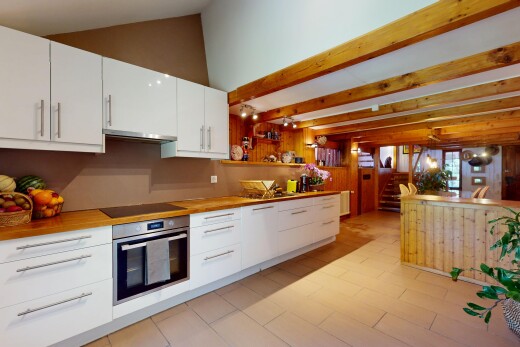 cuisine avec armoires blanches, four, beamed ceiling, plafond à poutres, et inside property