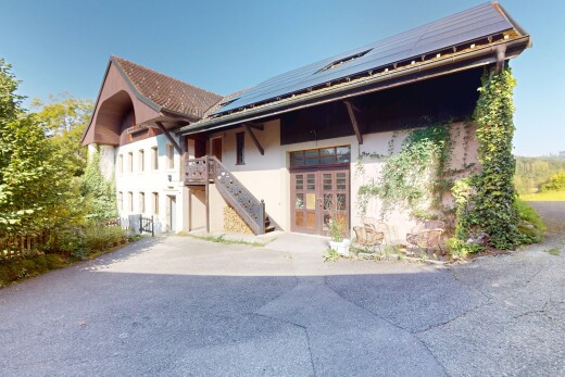 façade avec panneaux solaires, escaliers, property visible, balcon, et bardage en stuc
