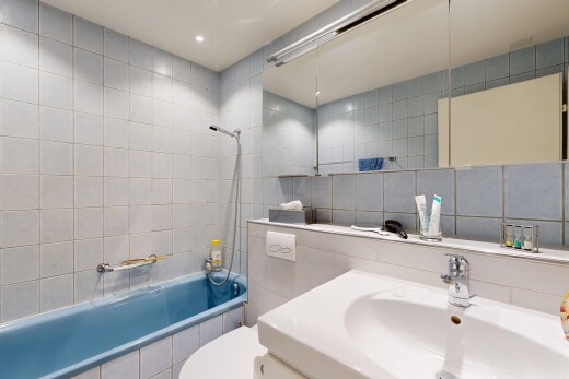 bad mit fliesenwand, tile wall, komplettes badezimmer, schminktisch, und kombiniertes bad / dusche