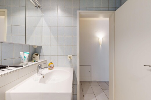 bad mit tile wall, fliesenwand, tile floor, fliesenboden, und inside property