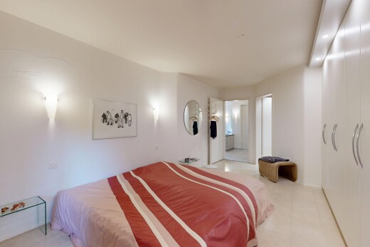 zimmer / schlafzimmer mit inside property, gipskartonwand, drywall, bad angrenzend schalfzimmer, und fliesenboden