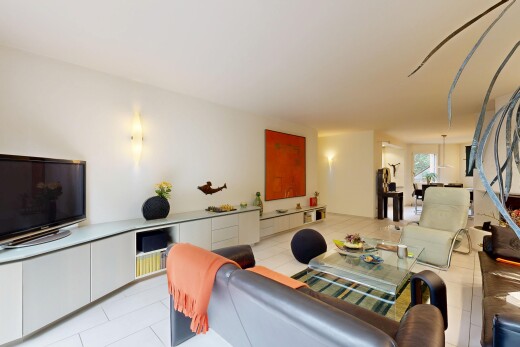 wohnzimmer mit fernseher, inside property, natural light, natürliches licht, und drywall