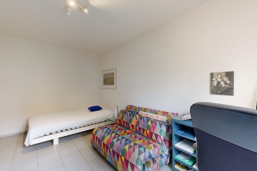 zimmer / schlafzimmer mit inside property, drywall, gipskartonwand, tile floor, und fliesenboden