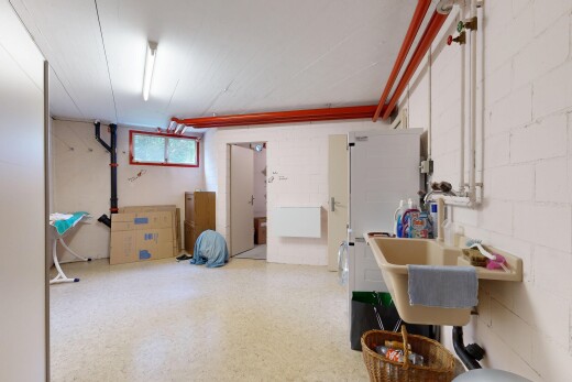 wäschekammer mit inside property, natural light, natürliches licht, waschbecken, und keller