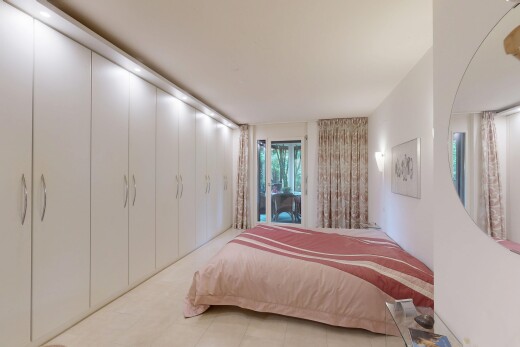 zimmer / schlafzimmer mit inside property, drywall, gipskartonwand, natural light, und natürliches licht