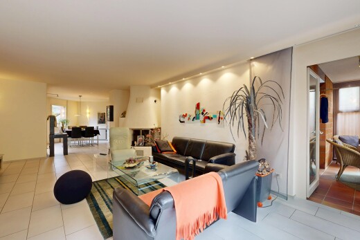 wohnzimmer mit tile floor, fliesenboden, inside community, drywall, und gipskartonwand