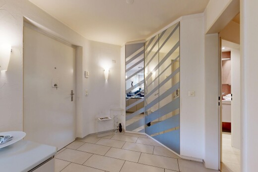 bad mit inside property, drywall, gipskartonwand, tile floor, und fliesenboden