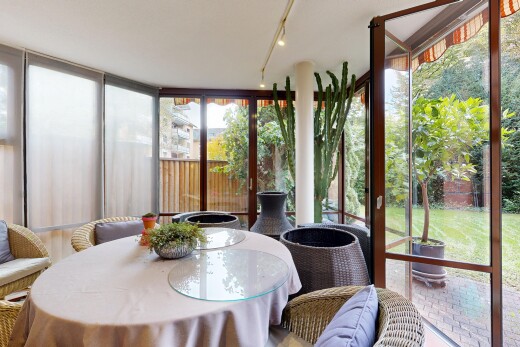 esszimmer mit natürliches licht, natural light, deckenbeleuchtung, track lighting, und bodendeckenfenster