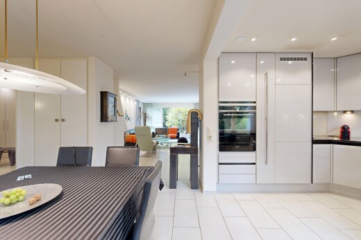 küche mit tile floor, fliesenboden, natural light, natürliches licht, und inside property