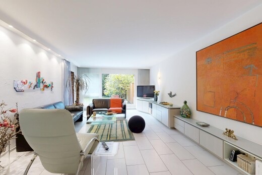 wohnzimmer mit inside property, fernseher, natural light, natürliches licht, und drywall