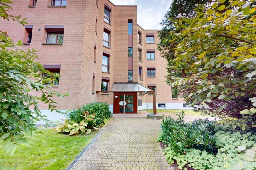 außenansicht mit property visible und day time