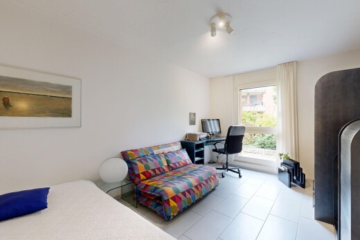 zimmer / schlafzimmer mit drywall, gipskartonwand, natural light, natürliches licht, und inside property