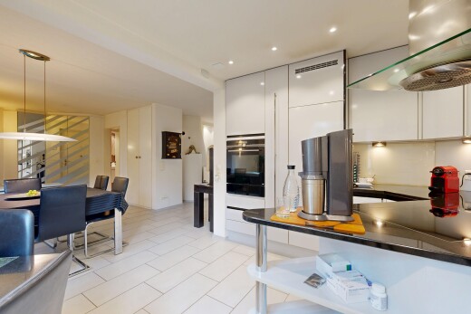 küche mit dunstabzugshaube, pendelleuchte, weiße schränke, tile floor, und fliesenboden