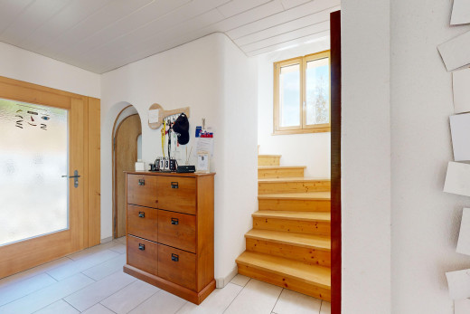 treppe mit fliesenboden, natürliches licht, und holzdecke