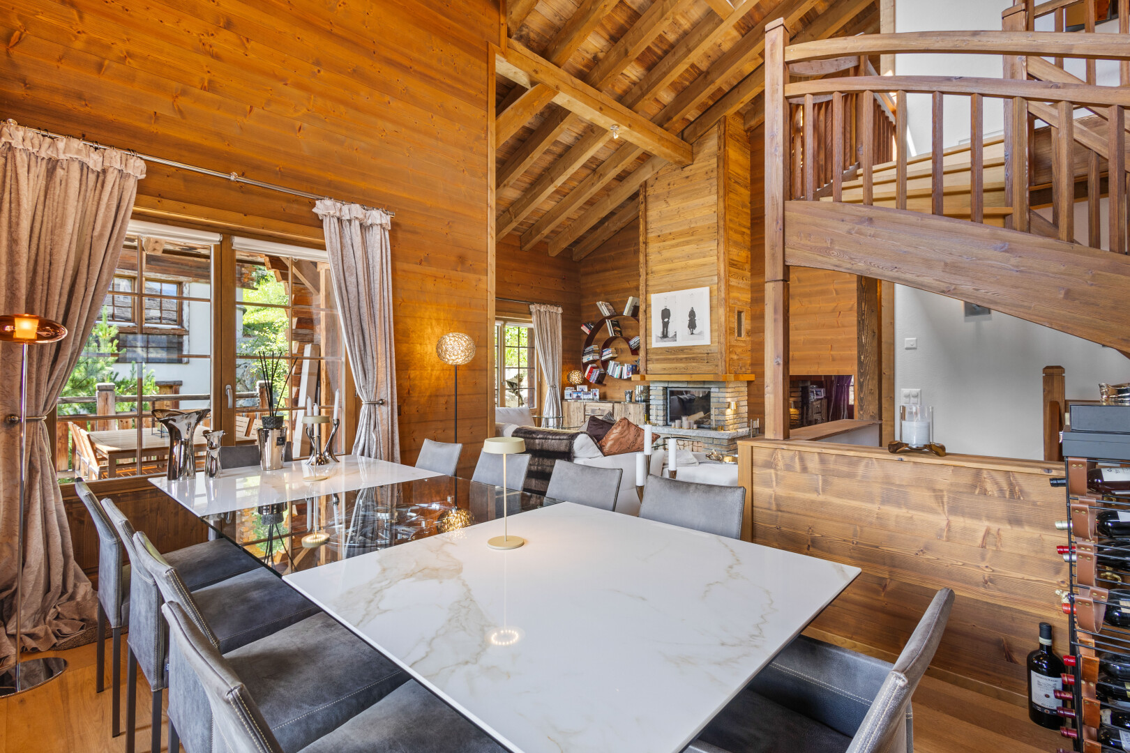 salle à manger avec mur en bois, wood wall, lumière naturelle, natural light, et plafond haut