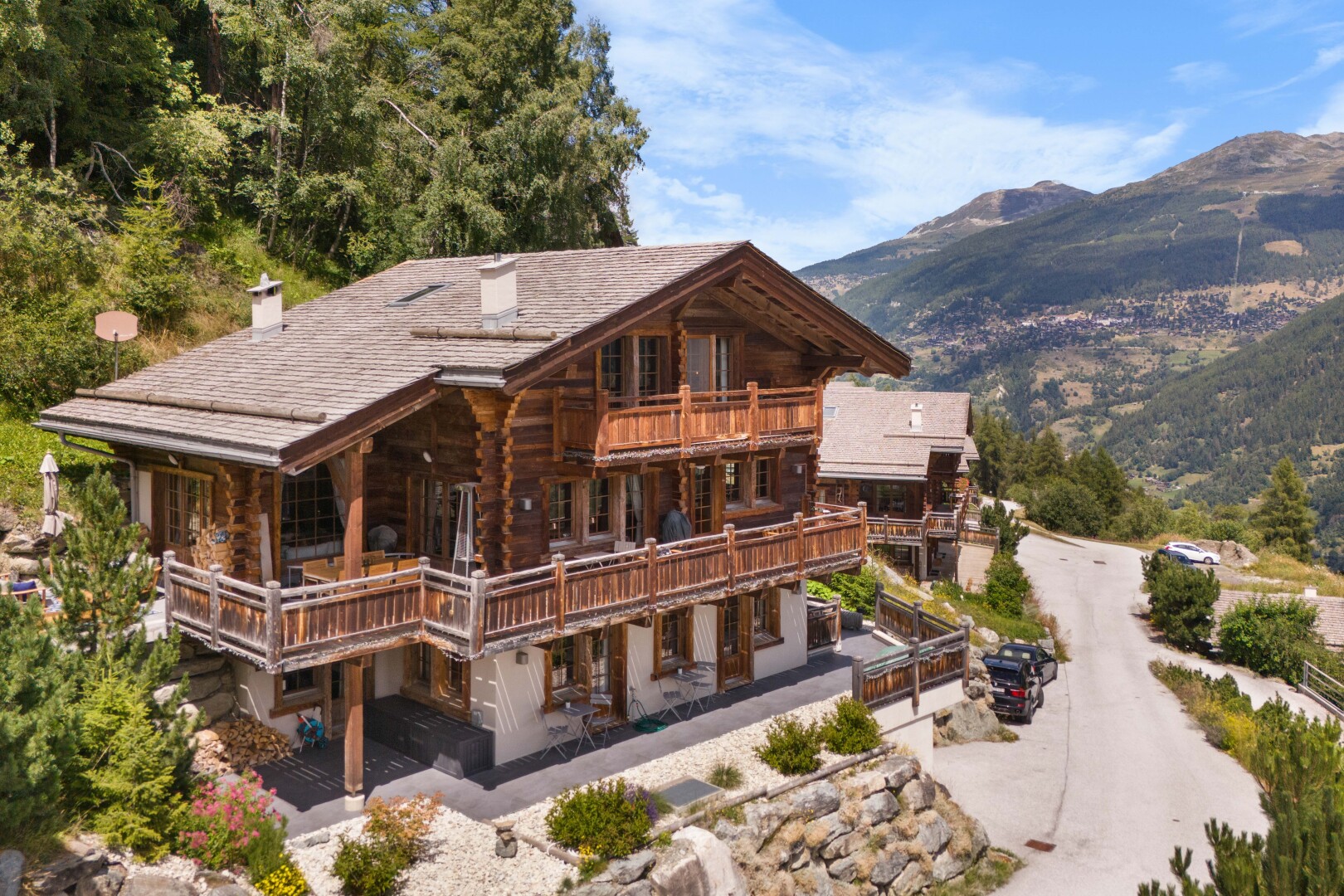 façade avec property visible, mountain view, vue sur la montagne, cheminée, et balcon