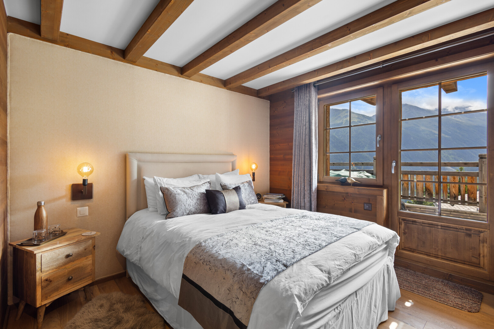 chambre avec plafond à poutres, beamed ceiling, inside property, lumière naturelle, et natural light