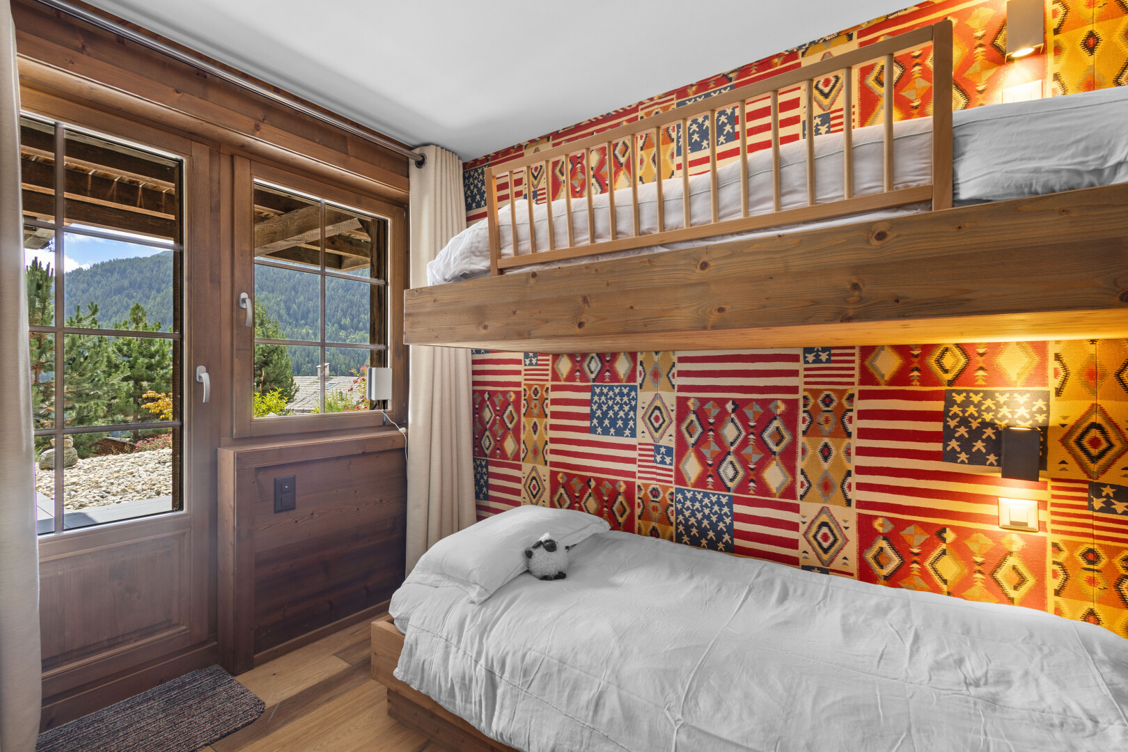 chambre avec inside property, sol en finition bois, wood finish floor, mountain view, et vue sur la montagne