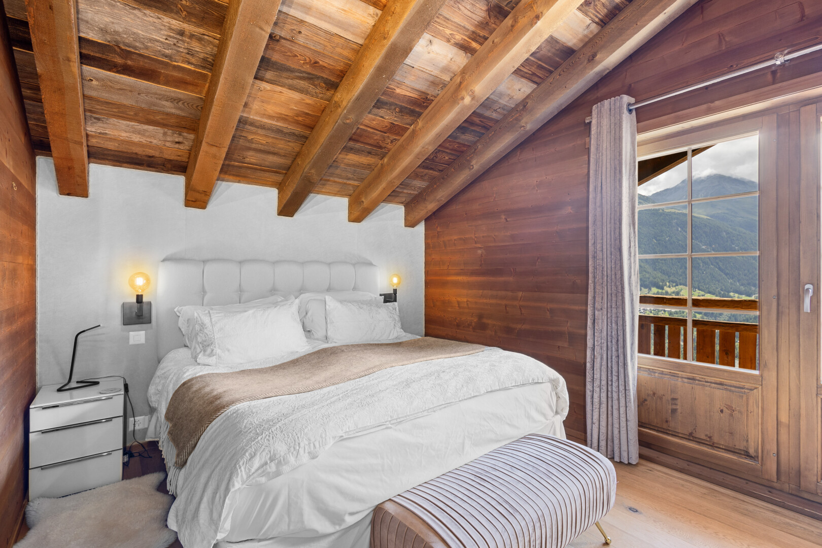 chambre avec mur en bois, wood wall, plafond voûté, vaulted ceiling, et inside property