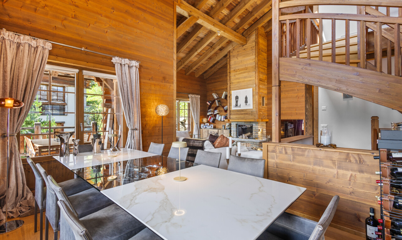 salle à manger avec mur en bois, wood wall, lumière naturelle, natural light, et plafond haut