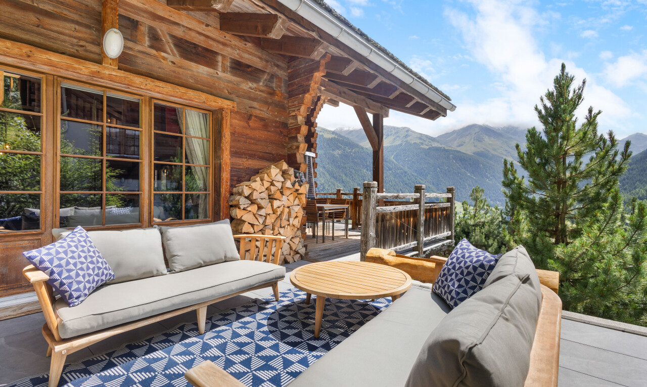 terrasse avec vue sur la montagne, mountain view, espace de vie extérieur, et day time