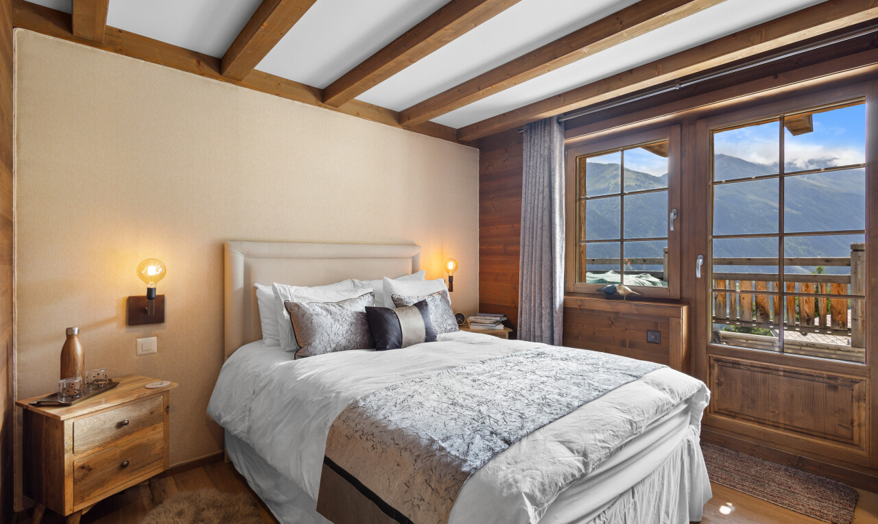 chambre avec plafond à poutres, beamed ceiling, inside property, lumière naturelle, et natural light