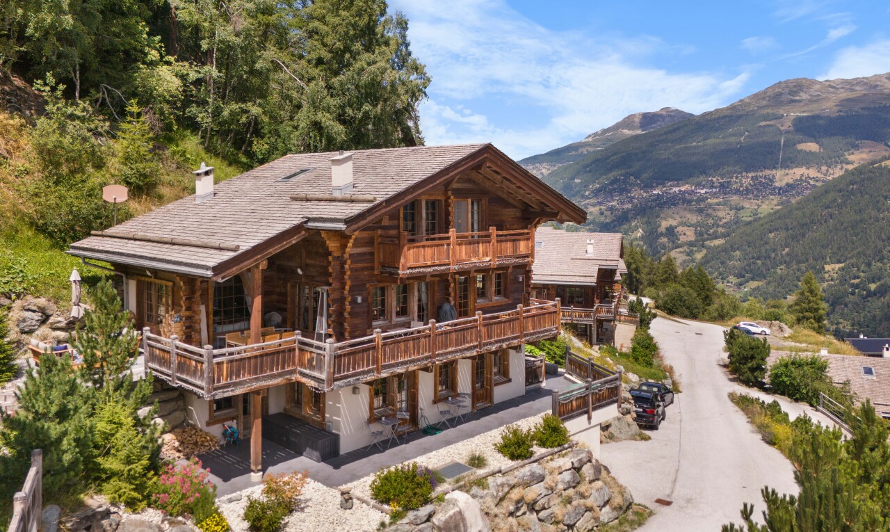 façade avec property visible, mountain view, vue sur la montagne, cheminée, et balcon