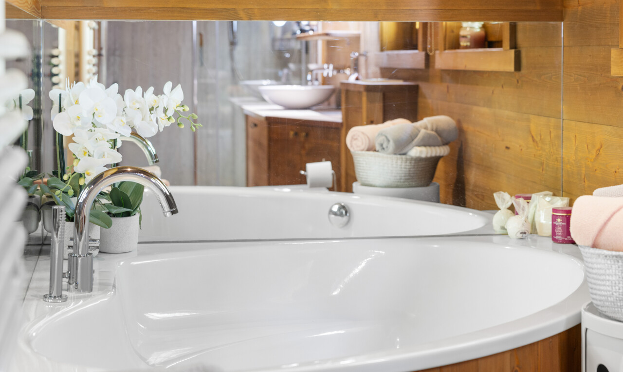 salle de bains avec inside property, salle de bain complète, mur en bois, wood wall, et bain