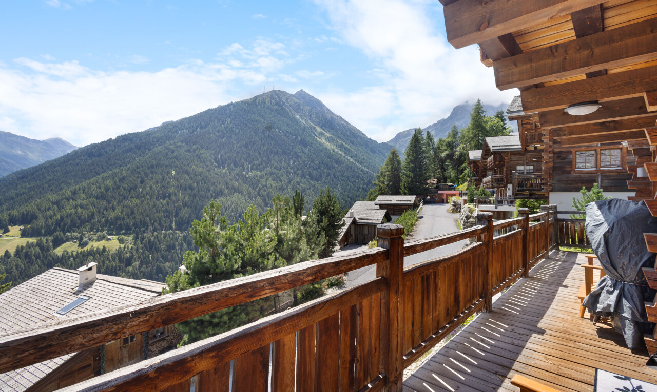 balcon avec from property, vue sur la montagne, mountain view, day time, et gril