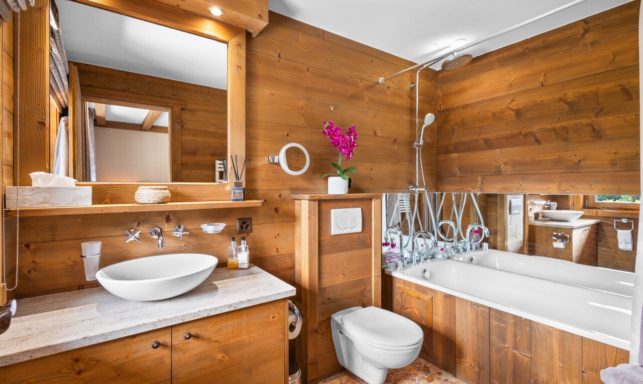 salle de bains avec salle de bain complète, inside property, mur en bois, wood wall, et miroir