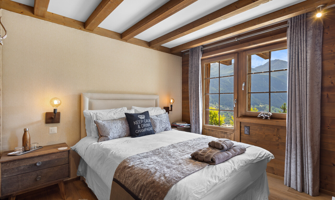 chambre avec plafond à poutres, beamed ceiling, lumière naturelle, natural light, et inside property