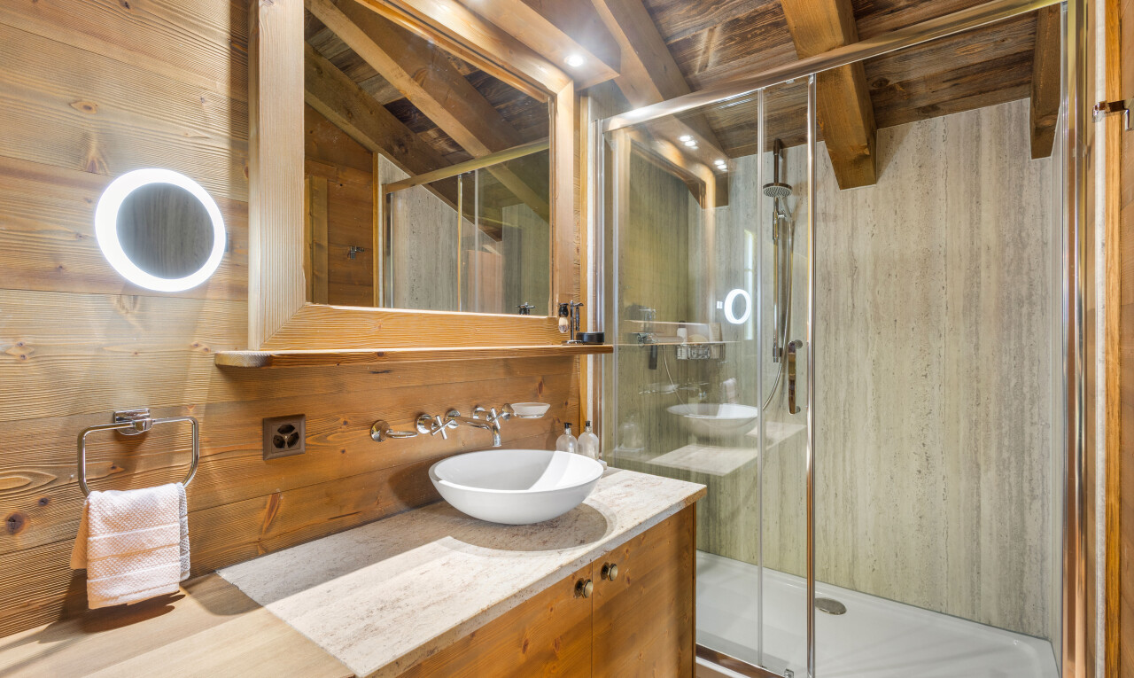 salle de bains avec mur en bois, wood wall, miroir, salle de bain complète, et lavabo (ou coiffeuse selon le contexte)