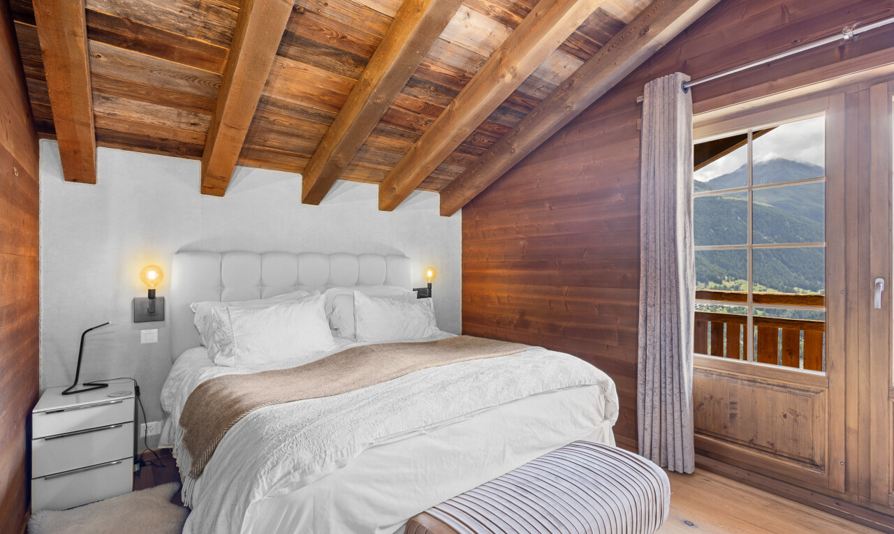 chambre avec mur en bois, wood wall, plafond voûté, vaulted ceiling, et inside property