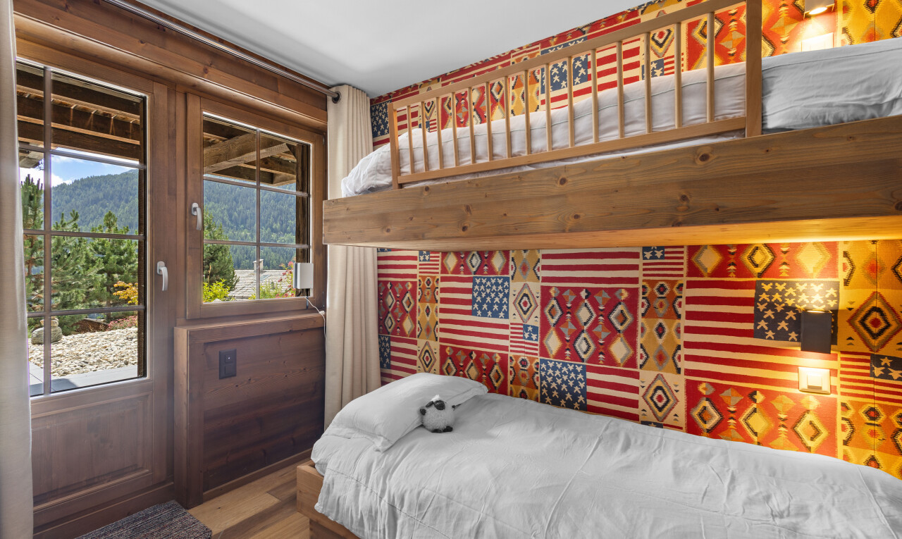 chambre avec inside property, sol en finition bois, wood finish floor, mountain view, et vue sur la montagne