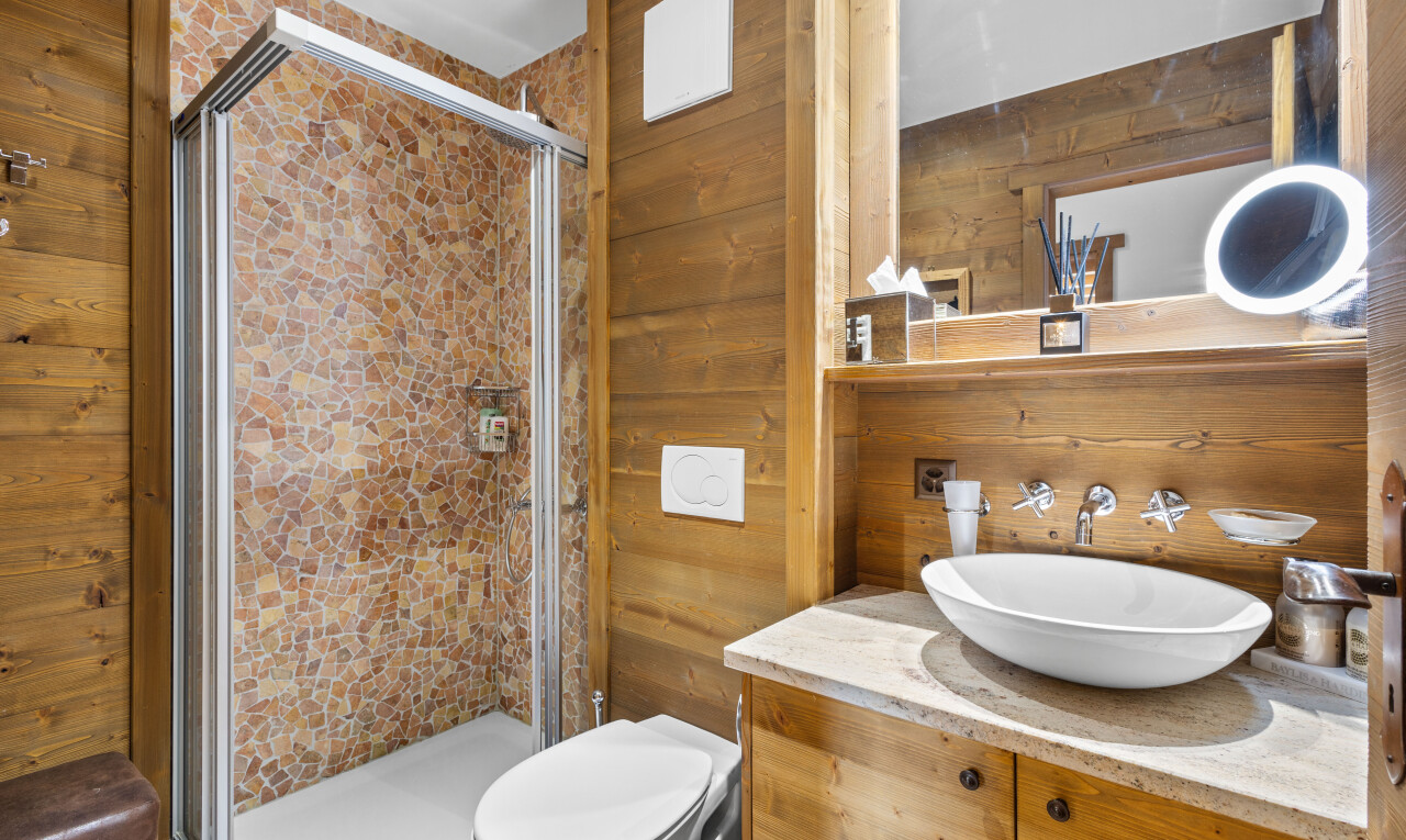 salle de bains avec mur en bois, wood wall, miroir, salle de bain complète, et inside property