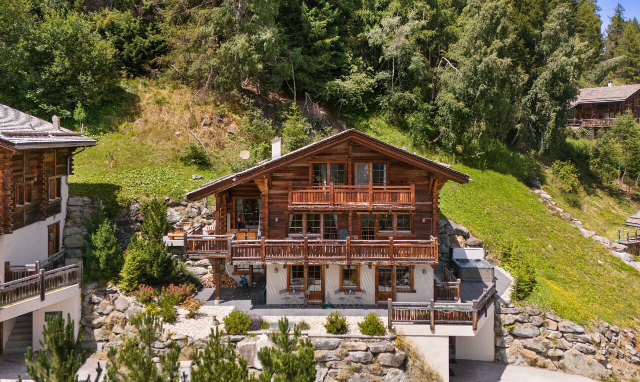 façade avec balcon, property visible, et bardage horizontal