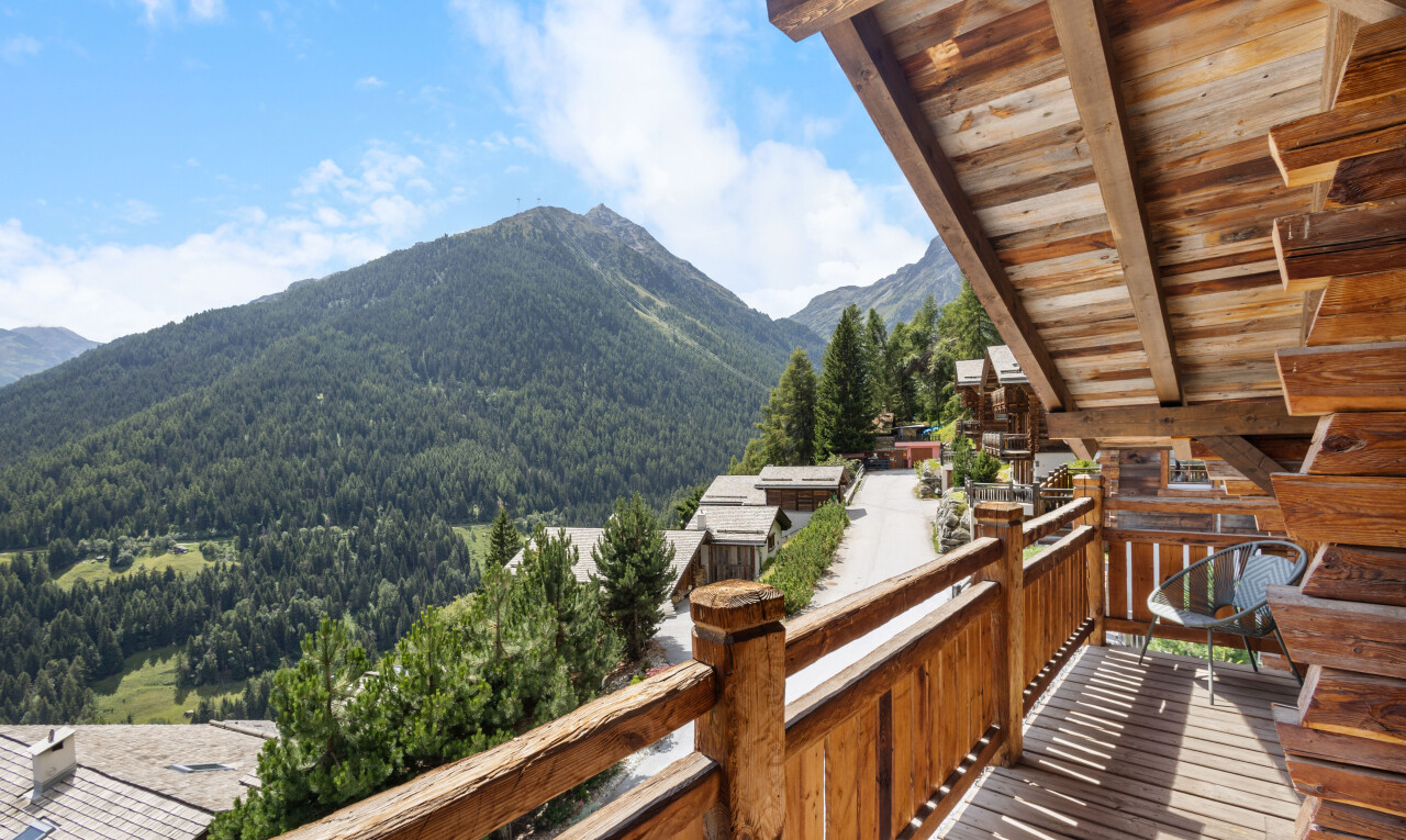 balcon avec from property, mountain view, vue sur la montagne, day time, et forest view