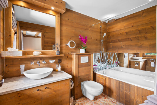 salle de bains avec salle de bain complète, inside property, mur en bois, wood wall, et miroir