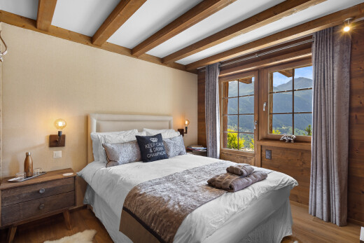 chambre avec plafond à poutres, beamed ceiling, lumière naturelle, natural light, et inside property