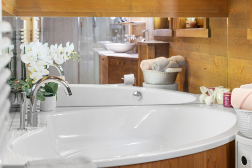 salle de bains avec inside property, salle de bain complète, mur en bois, wood wall, et bain