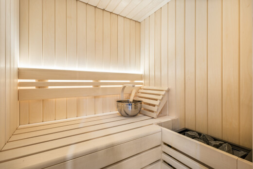 chambre avec sauna, inside property, mur en bois, et wood wall
