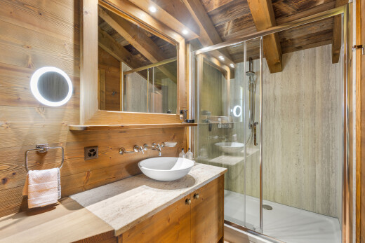 salle de bains avec mur en bois, wood wall, miroir, salle de bain complète, et lavabo (ou coiffeuse selon le contexte)